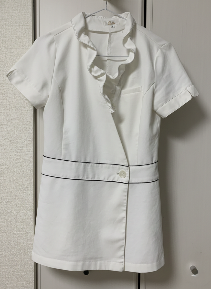 制服：ホワイト・ラップスタイル（ウエストリボン付き）