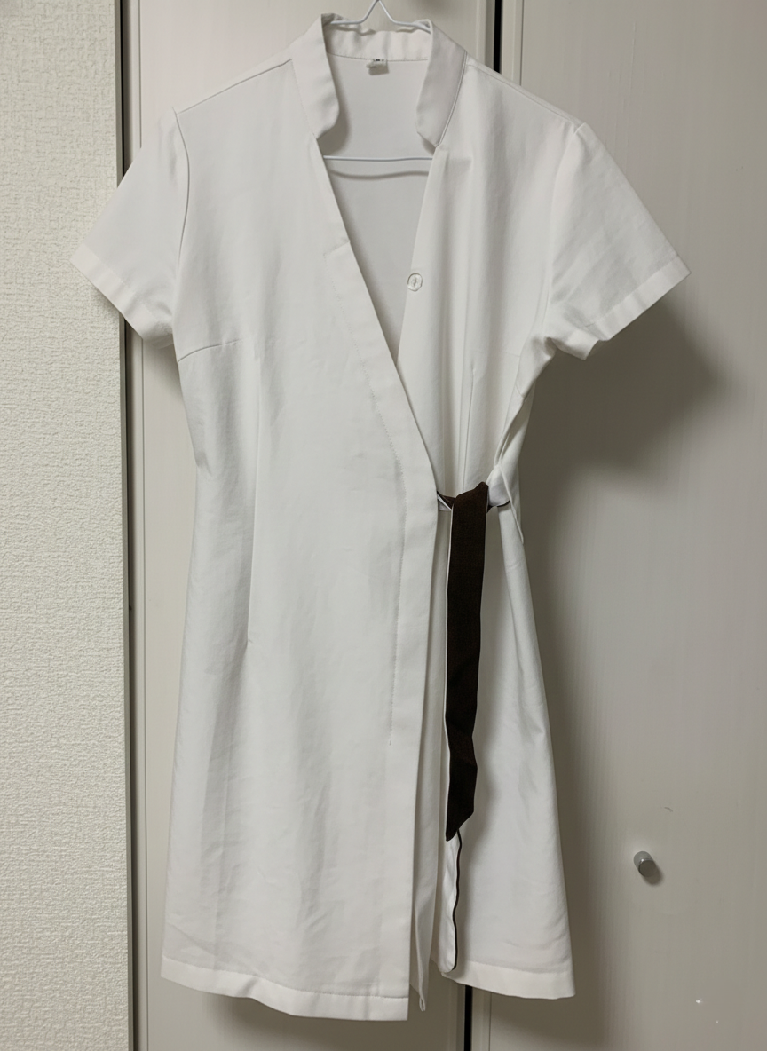 制服：フリルカラー付きホワイトチュニック